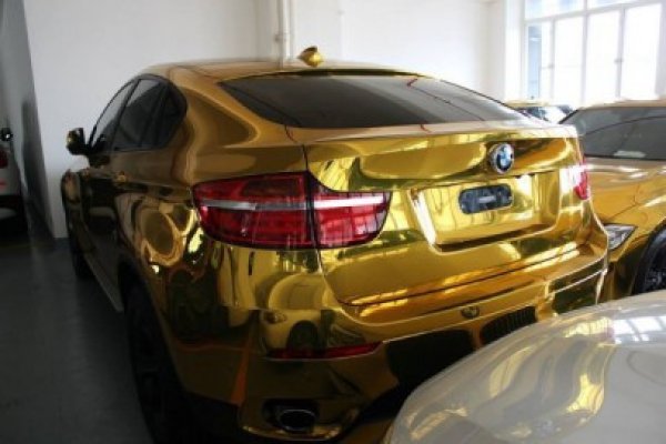 Super-kitsch: aşa arată un garaj plin de maşini BMW şi Mini din... aur